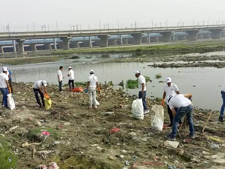 Volunteers in river-cleaning drives